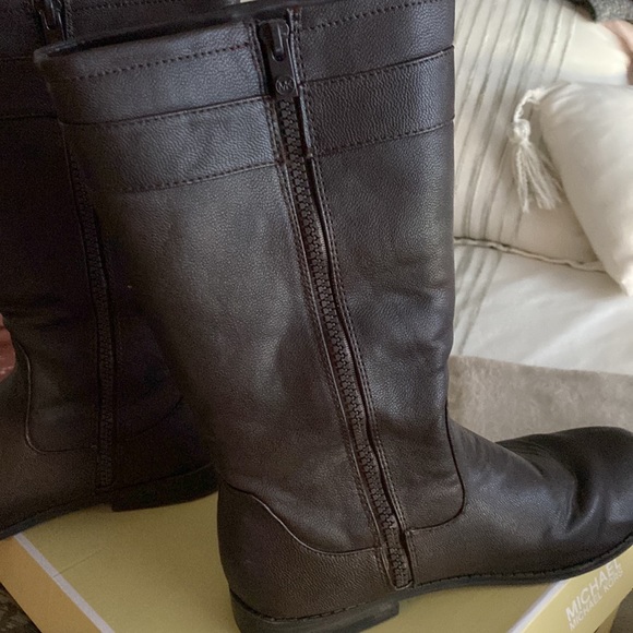 Michael Kors children’s size 5 brown boot. - Picture 4 of 5